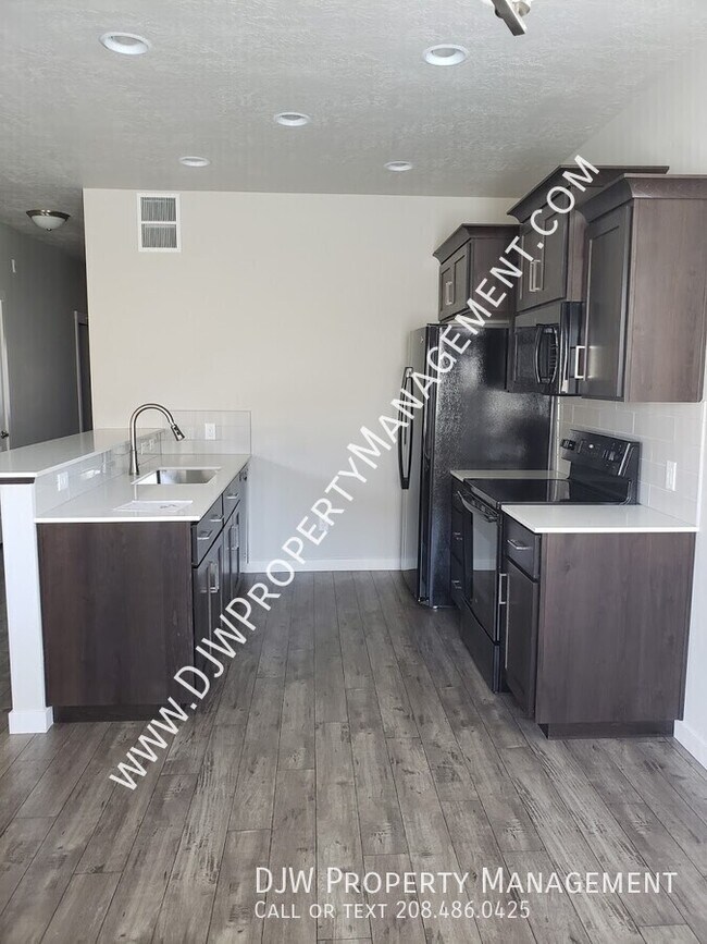 Foto del edificio - 324 E 3rd St
