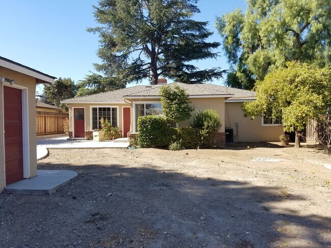 Building Photo - Large 2 bed/1.5 bath home with HUGE yard a...