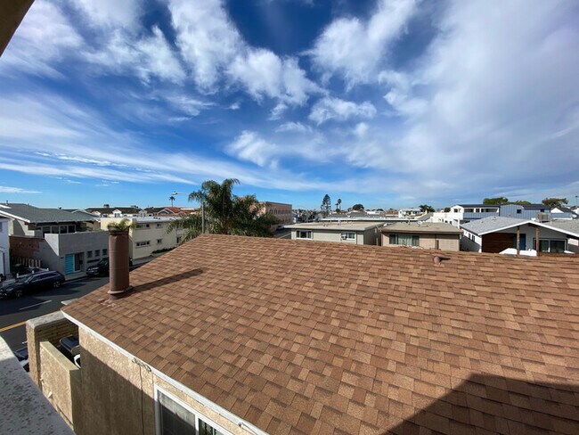 Building Photo - Newport Beach Balboa Peninsula Condo 2-car...
