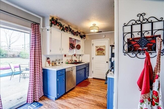Building Photo - Quaint Rogers Home!