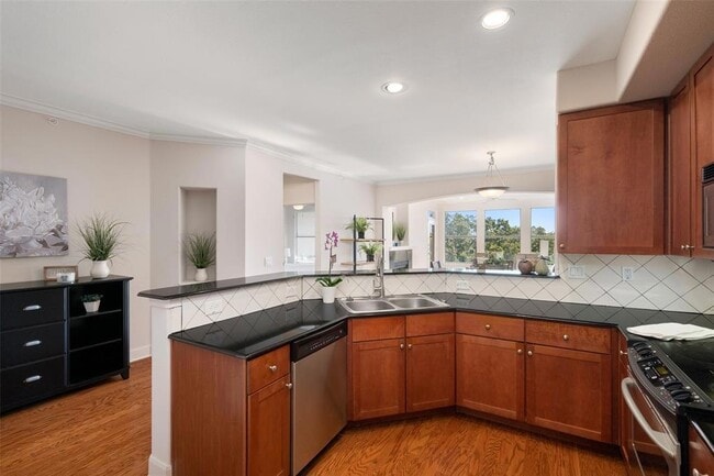 Building Photo - 500 Waters Edge Dr