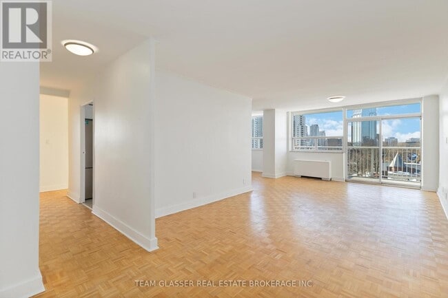 Building Photo - 396 Queens Ave