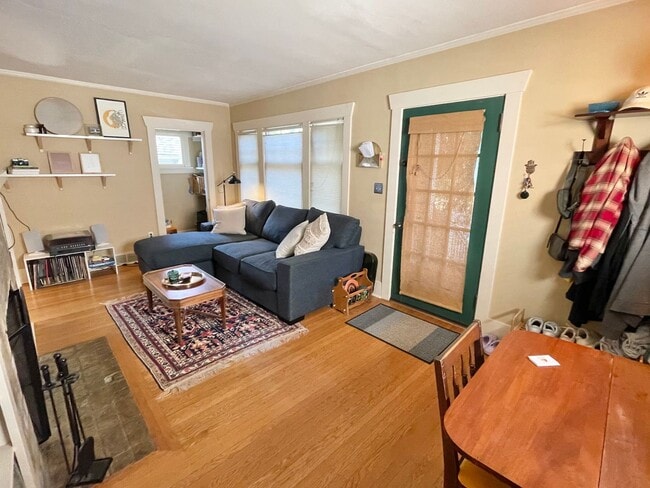 Building Photo - Lovely Craftsman in the Heart of Ballard / Phinney