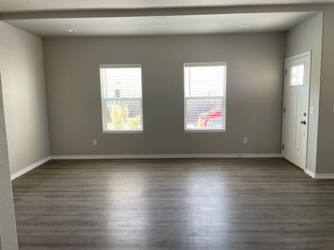 Foto del edificio - Like new 3 bedroom townhome with attached ...