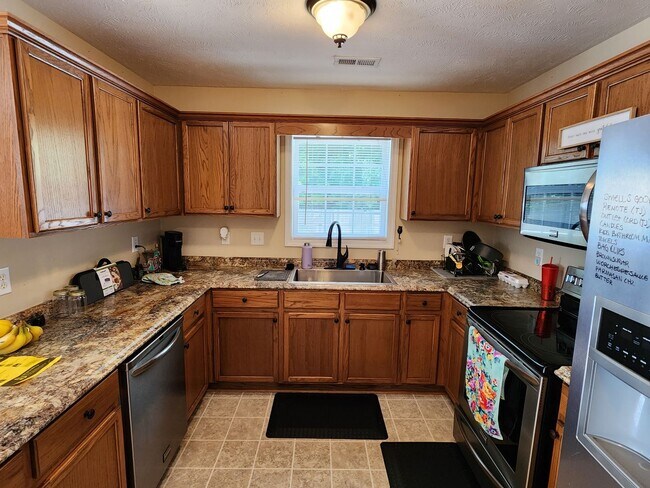 Building Photo - 4 Bedroom home in Hope Mills