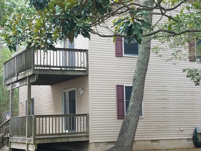 Upper/Lower Decks - 18213 River Rd