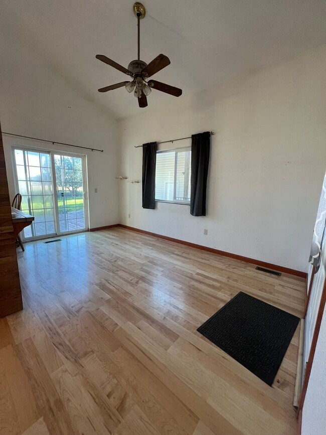 Foto del edificio - 3 Bedroom, 2 Bath Home on 1 Acre Property