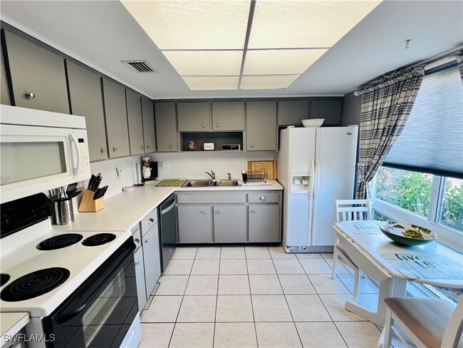 Building Photo - 255 Palm Dr