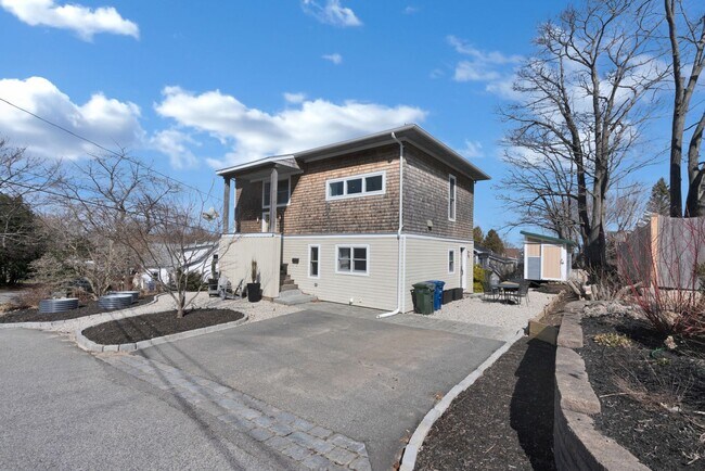 Foto del edificio - Stunning 4 Bed 2.5 Bath Steps from Willards Beach UNFURNISHED