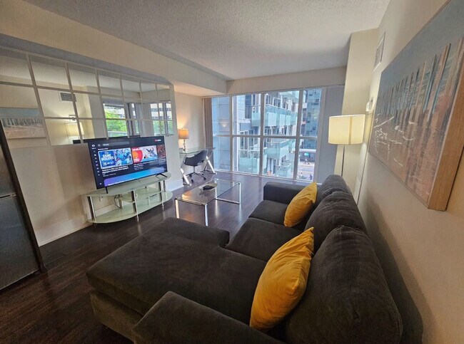 Photo du bâtiment - 300 Front St W