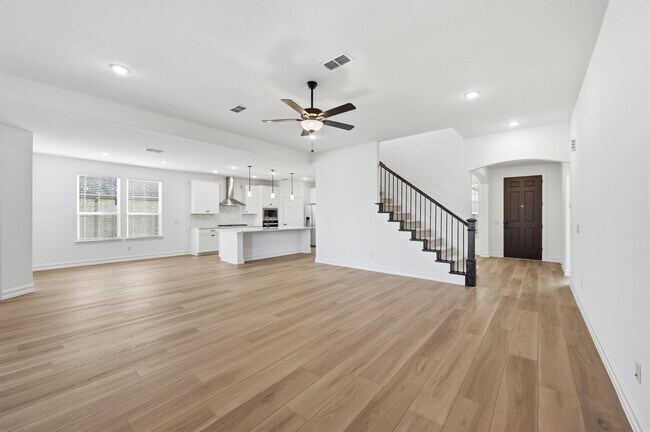 Building Photo - 765 Brozgold Ave