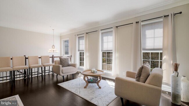 Foto del edificio - 303 Hilltop Ct