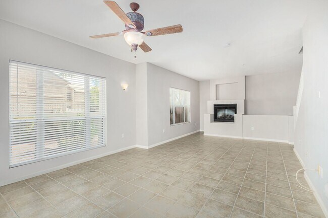 Building Photo - 3 BEDROOM 2.5 BATHROOM TOWNHOUSE IN DOWNTO...