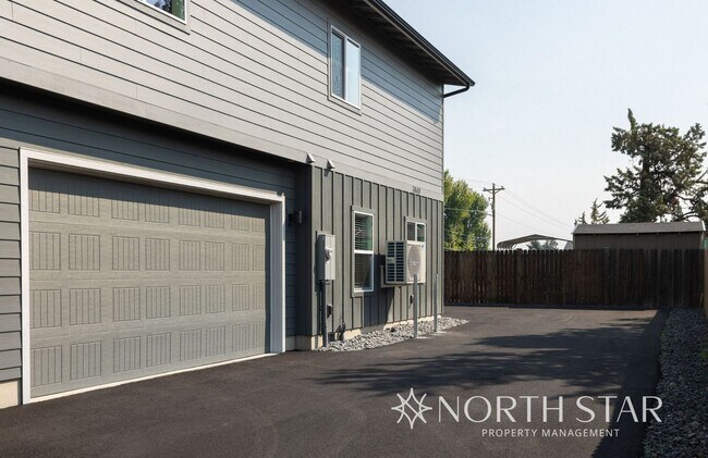 Foto del edificio - New, Bright & Spacious 3 bed/2.5 bath w/ Garage