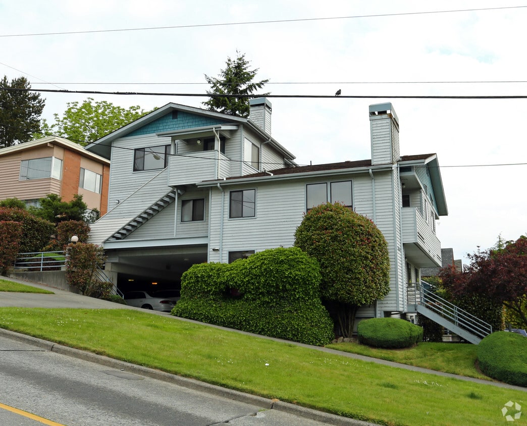 Building Photo - 3201 22nd Ave W