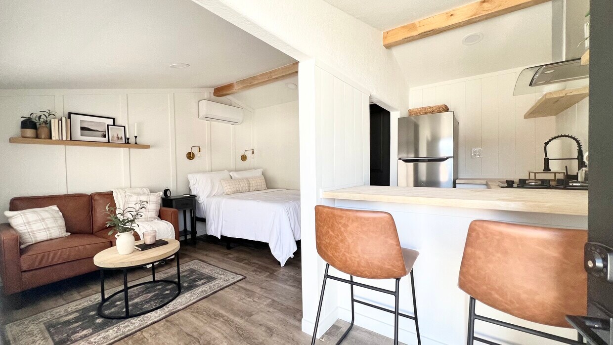 1 BR Studio - 1006 Fullerton Ave