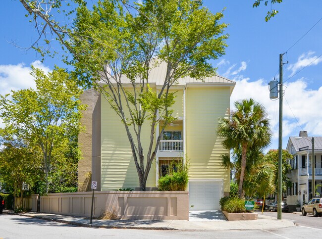 Building Photo - Elevated Townhouse South of Broad