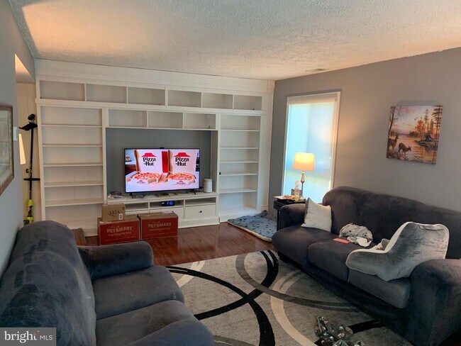 Foto del edificio - 221 Greenfield Ct