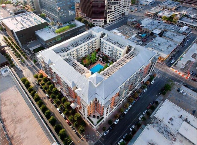 Building Photo - 202 1/2 Lavaca St