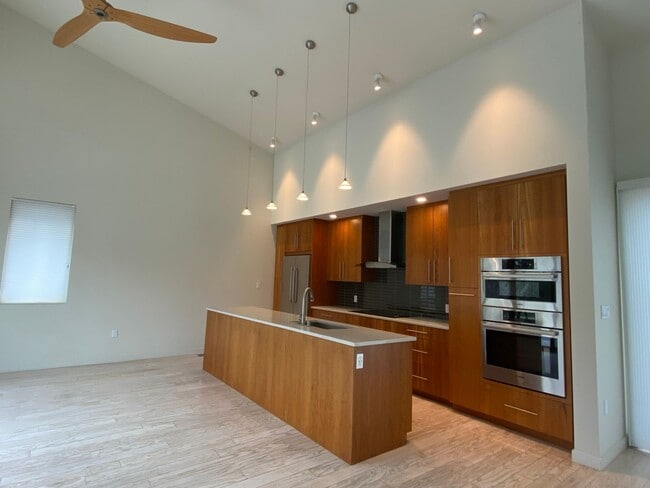 Building Photo - Modern Property on 4.6 Acres - Solar - 3 B...
