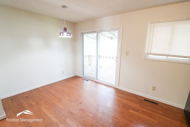 Building Photo - Spacious 3 bedroom townhome with a fenced in backyard!