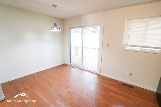 Foto del edificio - Spacious 3 bedroom townhome with a fenced in backyard!