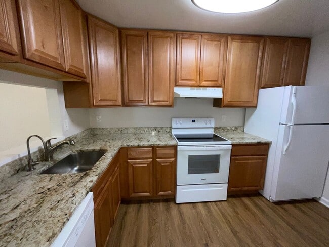 Foto del edificio - 3BD 2.5BA End Unit Townhome