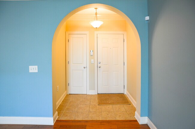 Building Photo - Beautiful Mt Pleasant Condo with Garage