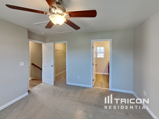 Building Photo - 927 Canyon Creek Dr