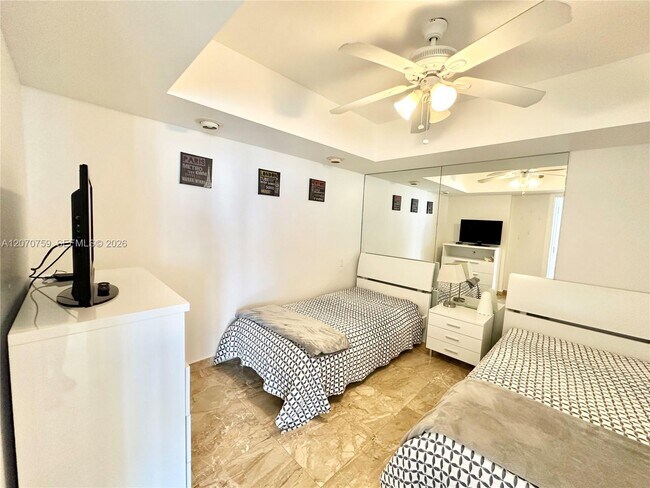 Foto del edificio - 16425 Collins Ave