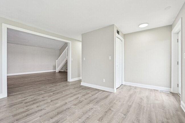 Building Photo - 1406 Busse Rd