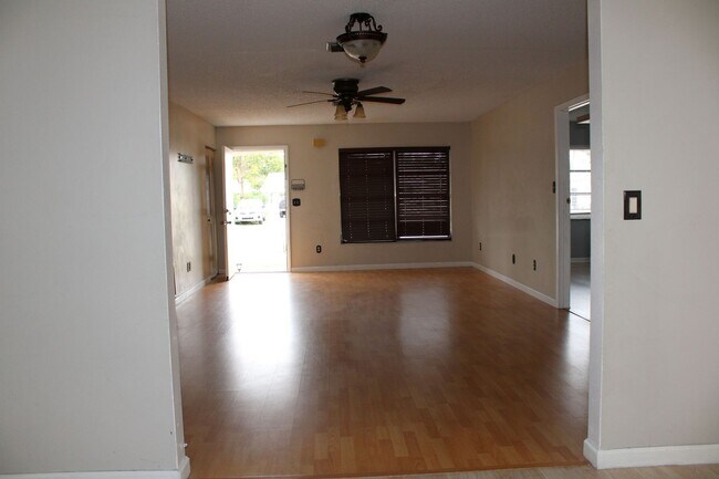 Foto del edificio - A charming 2-bedroom, 2-bathroom home located in the vibrant community of Spring Hill