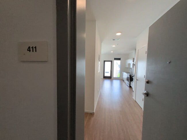 Building Photo - Spectacular Edgehill Condo!