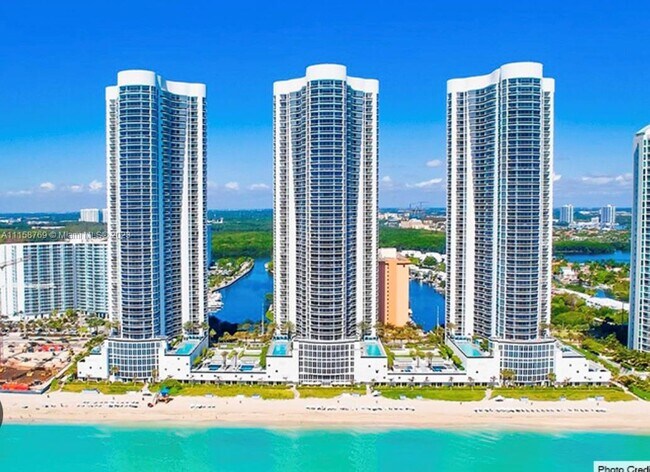 Foto del edificio - 15811 Collins Ave