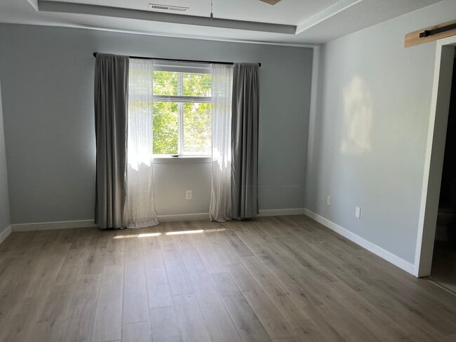 Building Photo - Updated Townhouse in the Oaks at Springbro...