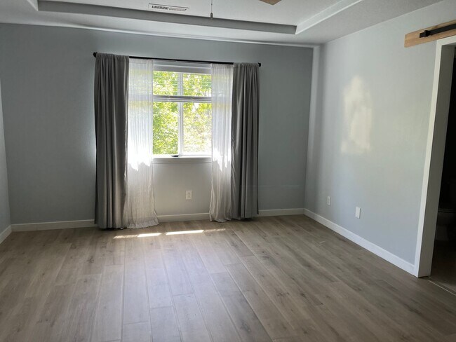 Foto del edificio - Updated Townhouse in the Oaks at Springbro...