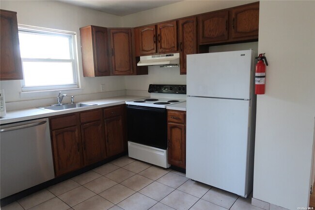 Building Photo - 772 Carman Ave