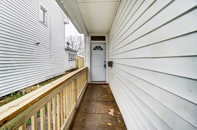 Building Photo - Newly Renovated Home in Lindenwald!