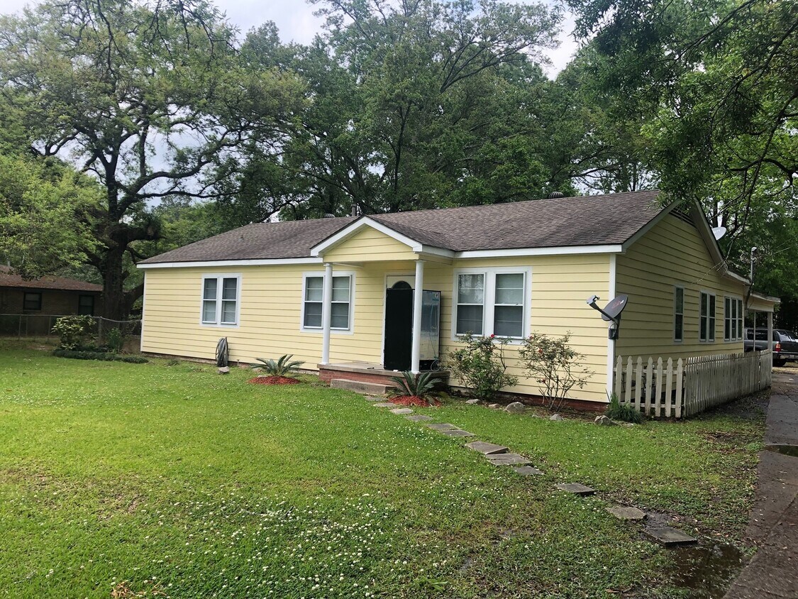 Foto principal - 6213 Comite Dr 3 Bedroom 2 Bath Home