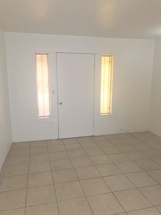 Building Photo - 3926 E Monte Vista Dr