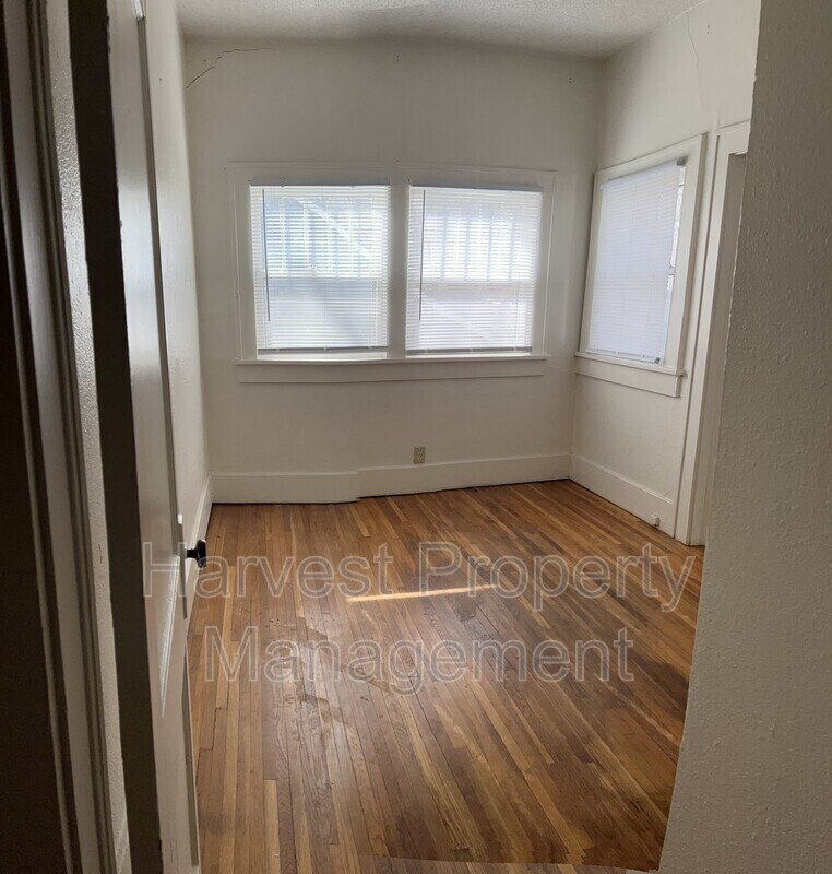 Building Photo - 703 W Maple St