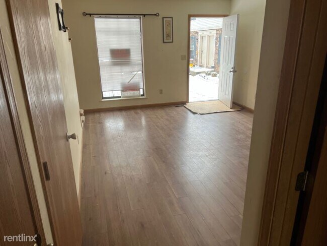 Building Photo - 2 br, 1.5 bath Townhome - 3052 sawdust lane