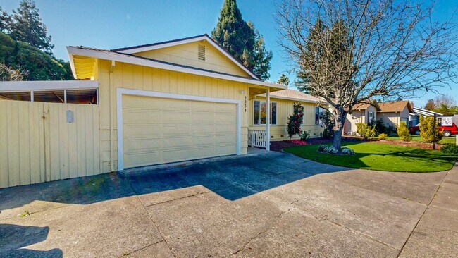 Building Photo - Charming 3 Bedroom 2 Bathroom Home with Pool!