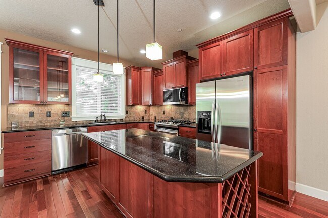 Foto del edificio - End unit 3BD 2.5BA + Loft +  Tri Level Townhouse w/Garage + AC + Balcony + Washer/Dryer