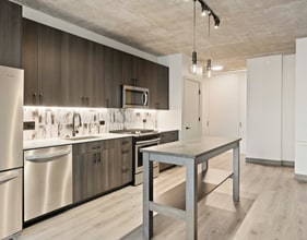 Building Photo - 1333 W Lake St