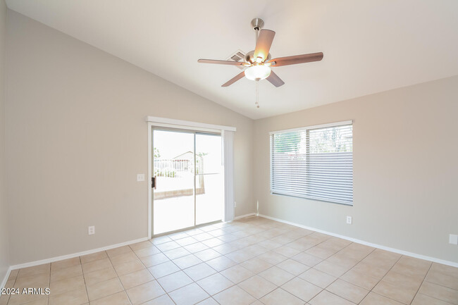 Foto del edificio - 15821 W Madison St