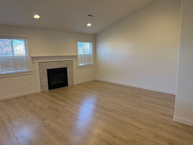 Foto del edificio - 3 Bedroom / 2 Bathroom in NW Redmond OR