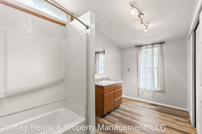 Building Photo - 4 br, 2 bath House - 2812 S. Pines Rd