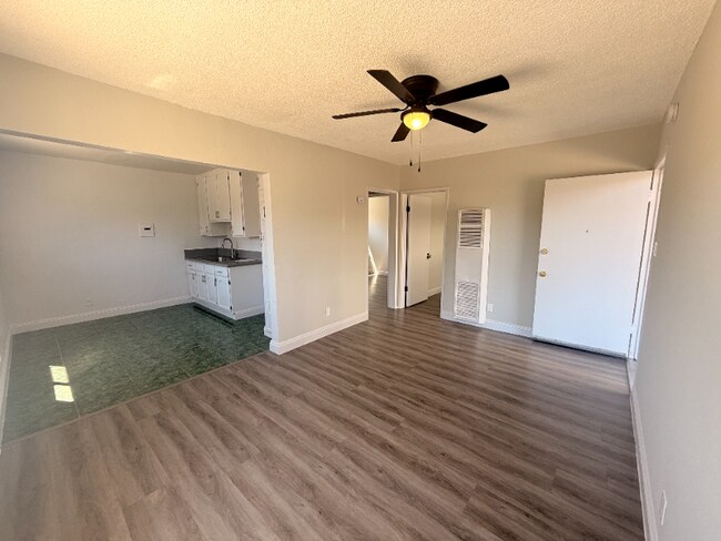 Foto del edificio - 7800 S Hoover St