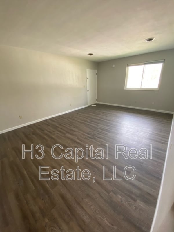 Building Photo - 105 S County Rd
